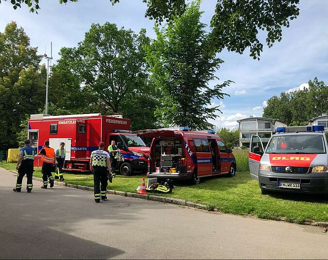 Rettungswagen und Feuerwehrfahrzeuge